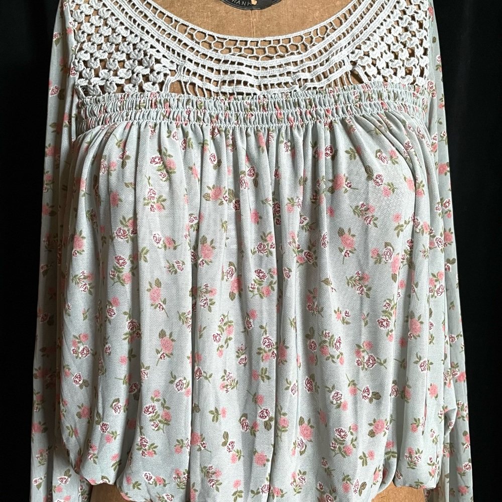 Bloomfield fluid mesh delicate print blouson top sz L feminine lace yoke fresh